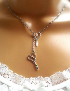 Серебристое колье-галстук с подвеской в форме ножниц Z33824