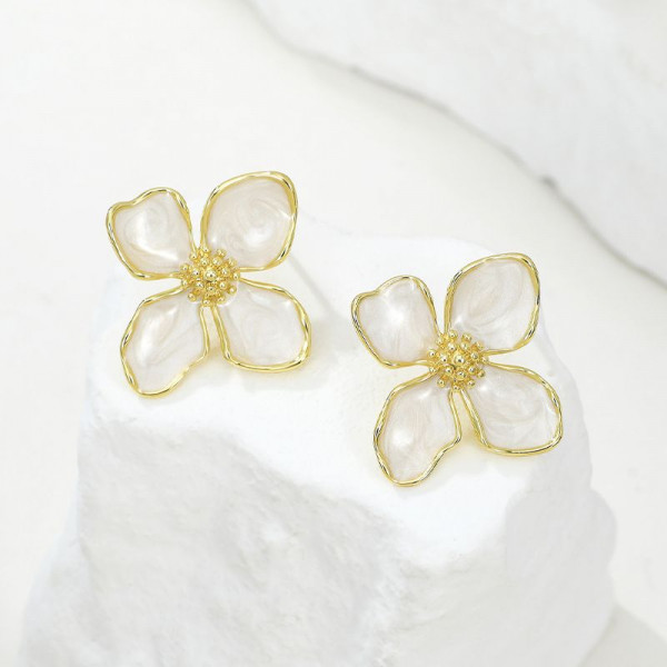 Серьги-цветы с белой эмалью CJL32155