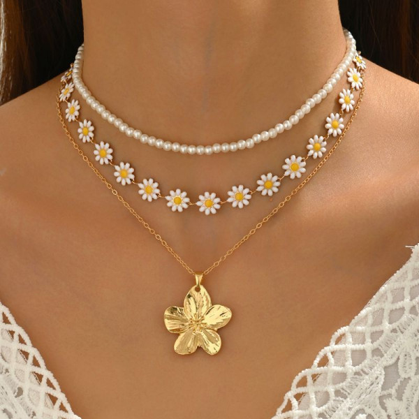 Многослойное колье с жемчугом и крупным золотым цветком CJP86777
