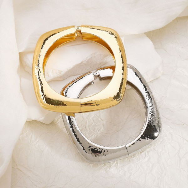 Браслет жесткий квадратной формы с глянцевым финишем CJL32281