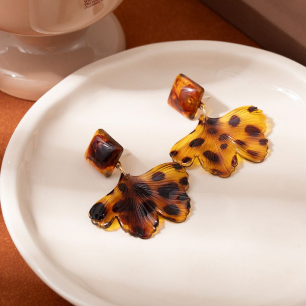 Массивные серьги-подвески с черепаховым принтом CJR61705