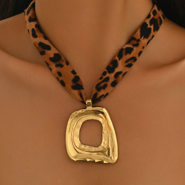 Чокер на леопардовой ленте с массивной золотистой подвеской CJT17536