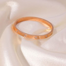 Браслет жесткий с кристаллами в оттенке розовое золото CJL17746