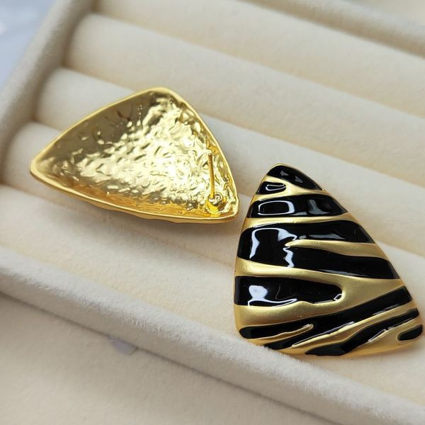 Стильные серьги-пусеты с анималистичным принтом CJL94401