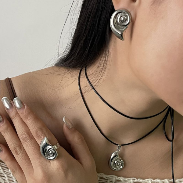 Черный лариат с подвеской в форме золотистой ракушки CJL32269