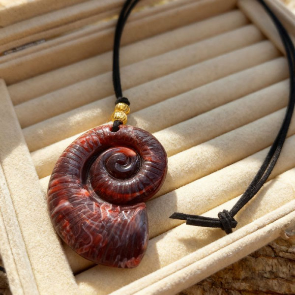 Цепочка с крупной подвеской в форме ракушки из цветного камня CJT07143