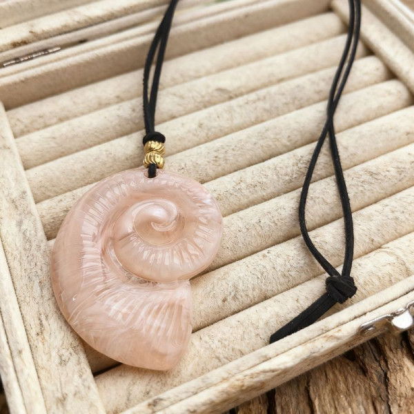Цепочка с крупной подвеской в форме ракушки из цветного камня CJT07143