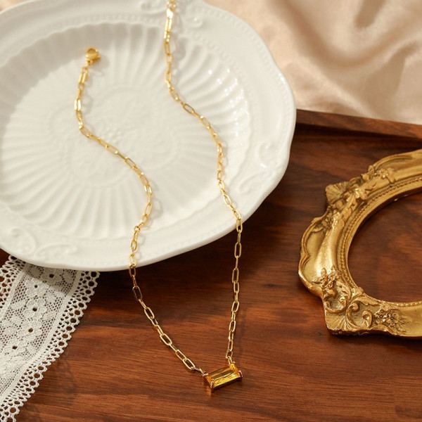 Золотистая цепочка с прямоугольным камнем CJN91514