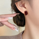 Лаконичные пусеты Квадраты с винной эмалью CJH55962