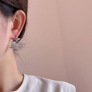 Массивные серьги-пусеты с эффектом «мятого металла» CJP44818