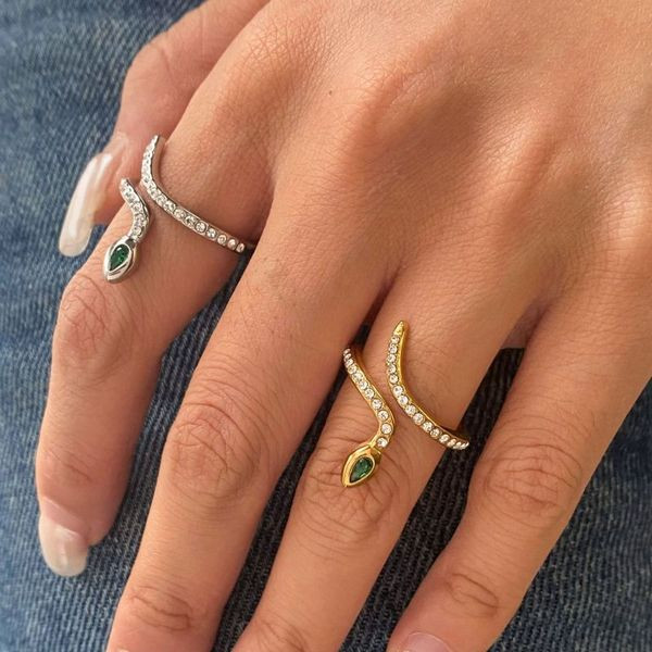 Разомкнутое кольцо со змеей и зеленым кристаллом CJL70098