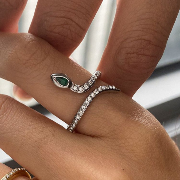 Разомкнутое кольцо со змеей и зеленым кристаллом CJL70098