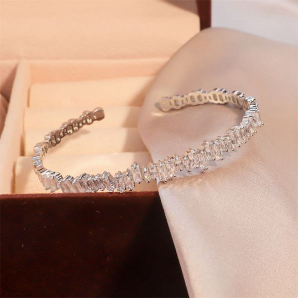 Широкий ажурный жесткий браслет с инкрустацией CJG26649