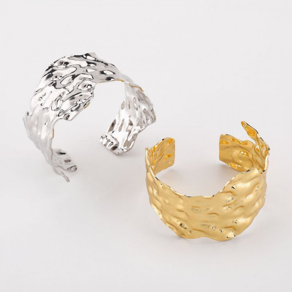 Браслет жесткий широкий с эффектом мятого металла CJL33891