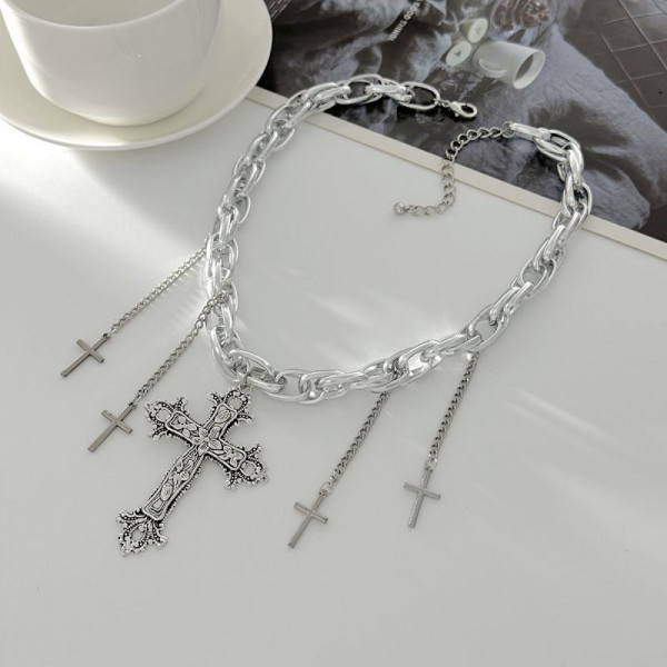 Массивное готическое колье с инкрустированным крестом CJS98352