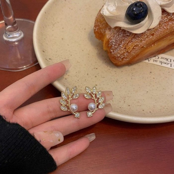 Нежные серьги-пусеты Колосья с жемчугом и кристаллами CJL03478