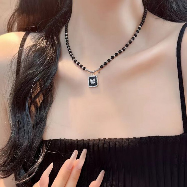 Колье из черного бисера с прямоугольным кулоном J11430CJJ