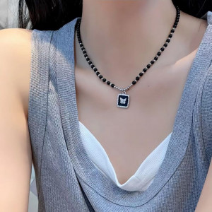 Колье из черного бисера с прямоугольным кулоном J11430CJJ
