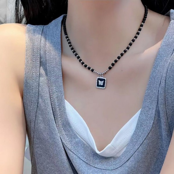 Колье из черного бисера с прямоугольным кулоном J11430CJJ