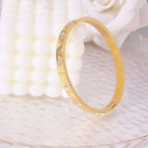 Браслет жесткий золотистый с символичной гравировкой CJL17748