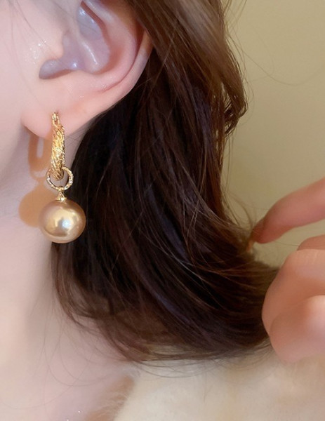 Золотистые серьги-кольца с крупными жемчужными подвесками L07728