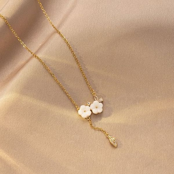 Золотистое колье-галстук с белыми цветами CJL34103