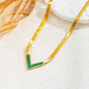 Золотистое колье "змейка" с зеленой V-образной вставкой CJJ10531