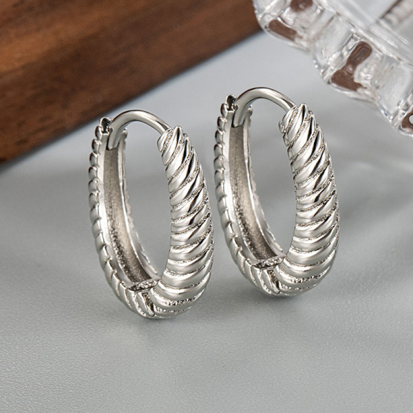 Серебристые серьги кольца из латуни с платиновым напылением и рифлением 1J10046CJJ