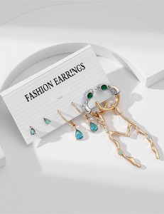 Набор серебристых серег с изумрудными кристаллами и абстрактными подвесками T84970
