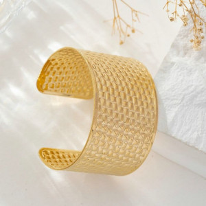 Браслет жесткий широкий с ажурным сетчатым плетением CJM41860