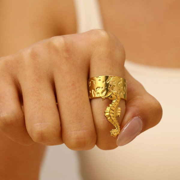 Широкое кольцо с рельефным изображением дельфина CJL92311