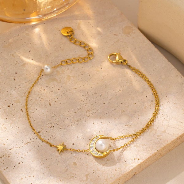 Браслет-цепочка с перламутровой вставкой в золотистом канте CJN40335