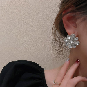 Акцентные серьги-пусеты Снежные цветы из кристаллов CJL03479