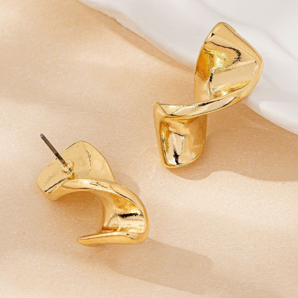 Дизайнерские серьги-пусеты изогнутые петли CJM14370