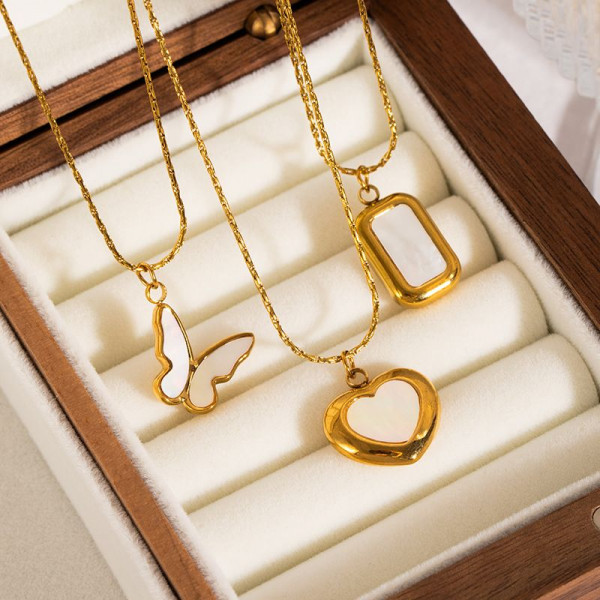 Золотистая цепочка с бабочкой и камнем CJN43047