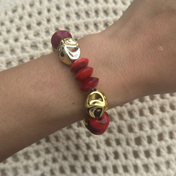 Браслет из красного камня с золотистыми шарами CJP37611