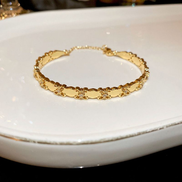 Золотистый жесткий браслет с цветочным орнаментом CJL19461