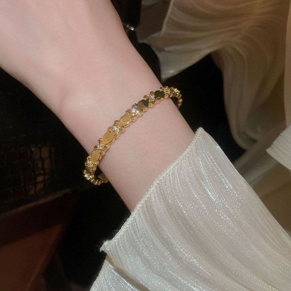 Золотистый жесткий браслет с цветочным орнаментом CJL19461