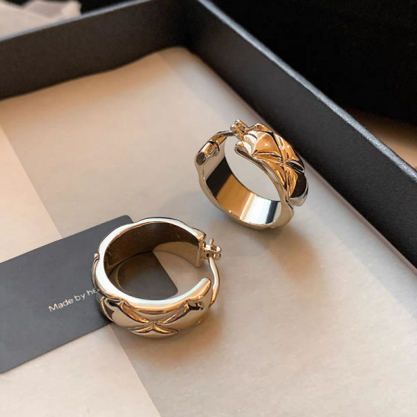 Стильные серьги-конго с черно-белым эмалевым плетением CJQ01506