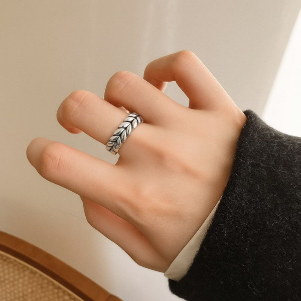 Разомкнутое кольцо с узором в виде колосьев или чешуи 1J12182CJJ