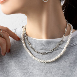 Многослойное колье из жемчужной нити и серебристых цепей CJQ31479
