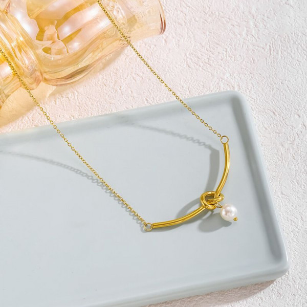 Золотистое колье с жемчужиной и узлом CJJ29756