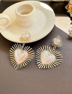 Массивные серьги-пусеты в форме сердец с лучами Z05077