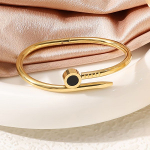 Браслет жесткий разомкнутый в виде гвоздя с черной эмалью CJP45116