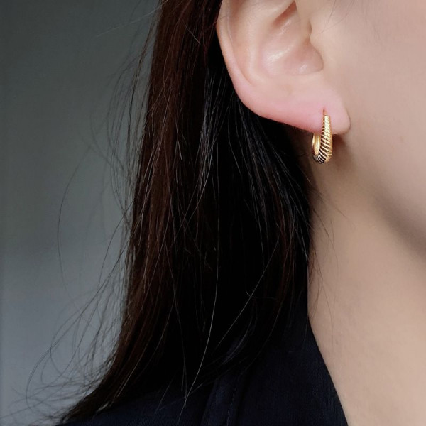 Золотистые серьги кольца из латуни с фактурным рифлением 1J10048CJJ