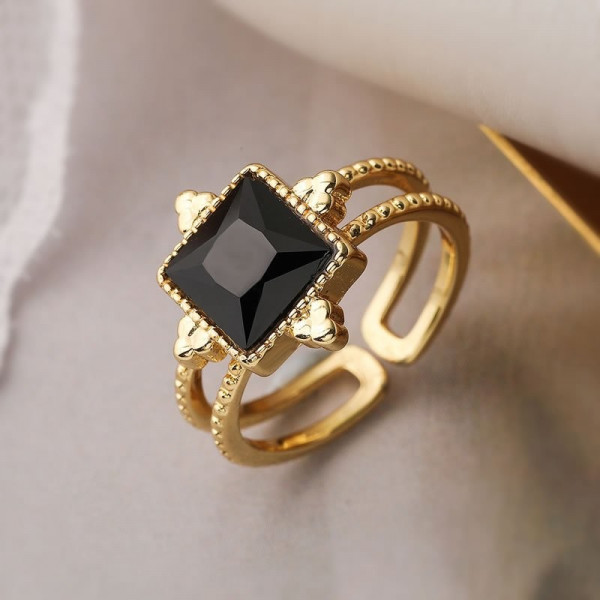 Кольцо с двойной шинкой и крупным черным кристаллом N96251