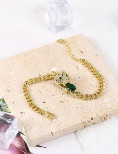 Золотистый браслет-цепь с головой пантеры и зеленым камнем L80274