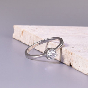 Кольцо с перекрещенными линиями и центральным кристаллом CJH86261