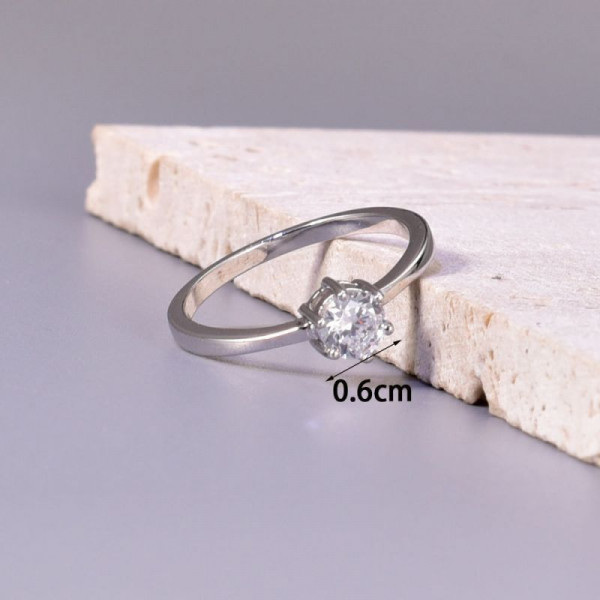 Кольцо с перекрещенными линиями и центральным кристаллом CJH86261