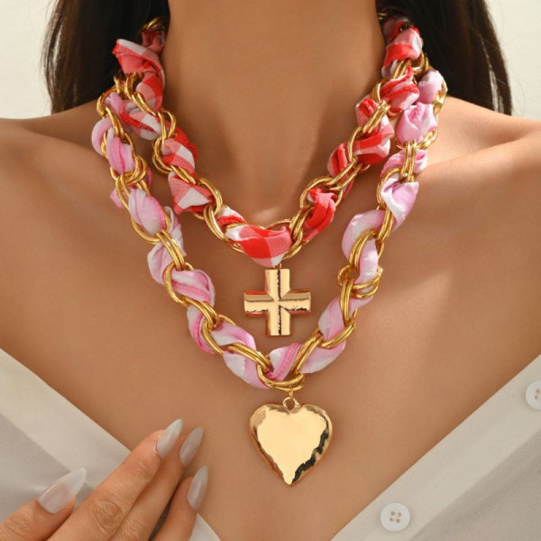 Массивное колье-пластрон из розовых шнуров и золотых цепей CJR61523